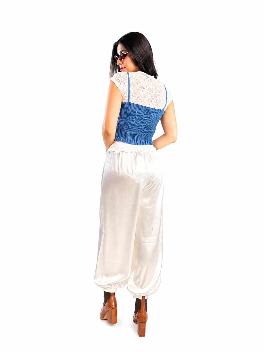 BLUSA CON DETALLE EN RELIEVE DE TIRANTES