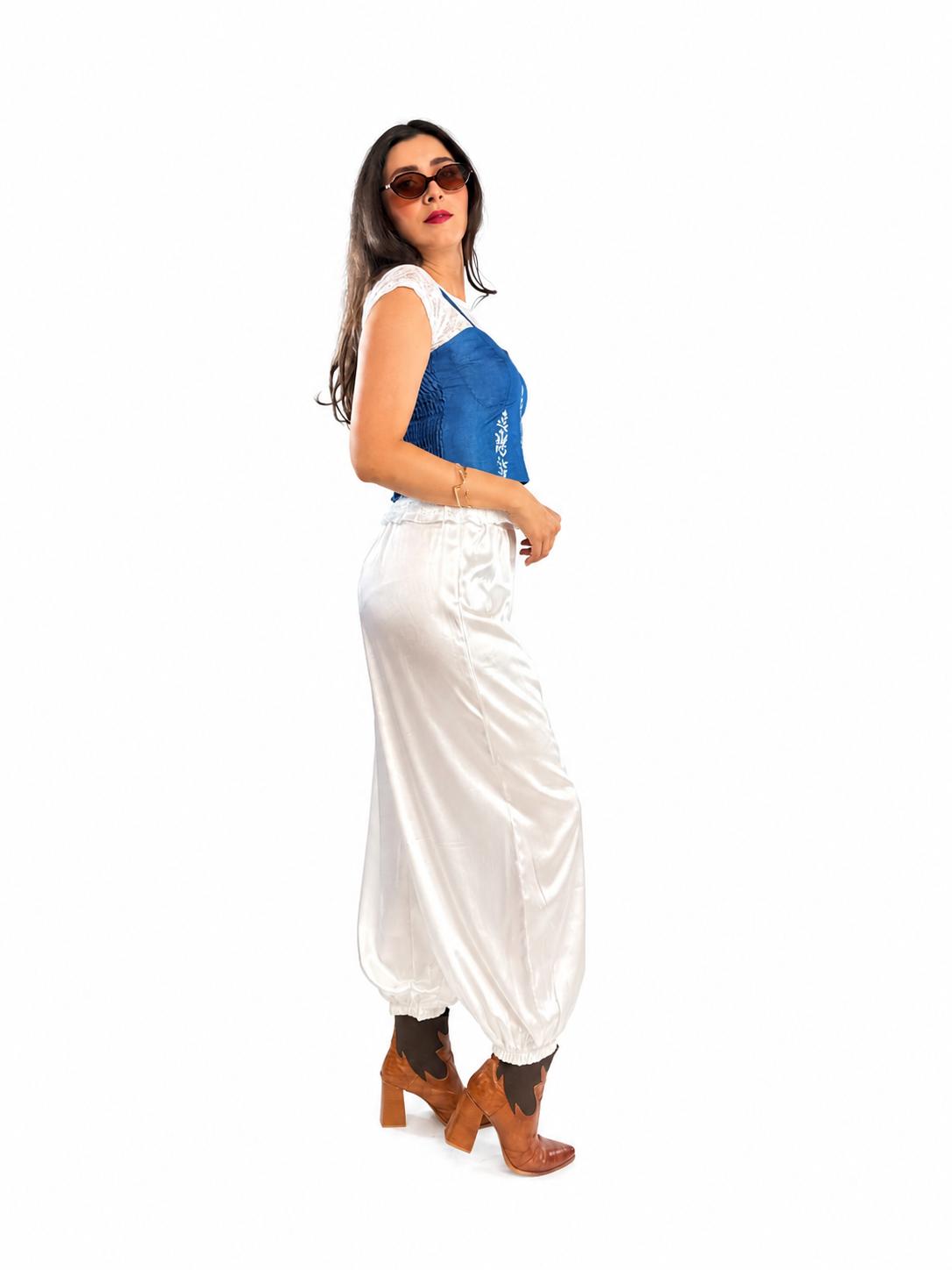 BLUSA CON DETALLE EN RELIEVE DE TIRANTES