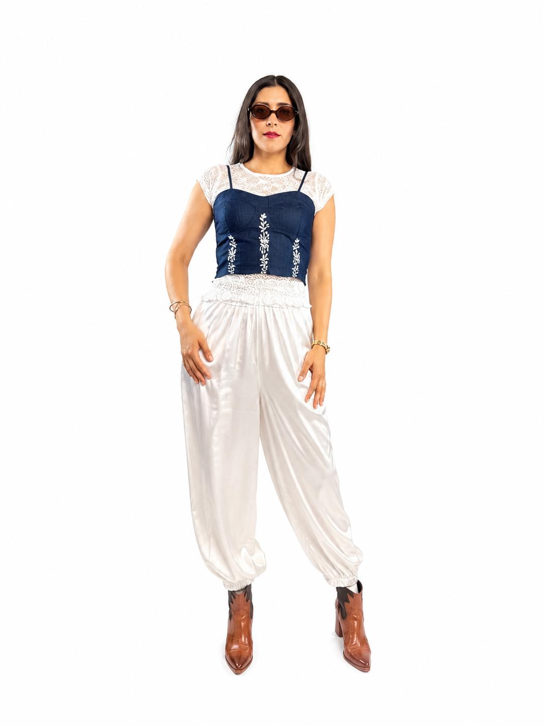 BLUSA CON DETALLE EN RELIEVE DE TIRANTES