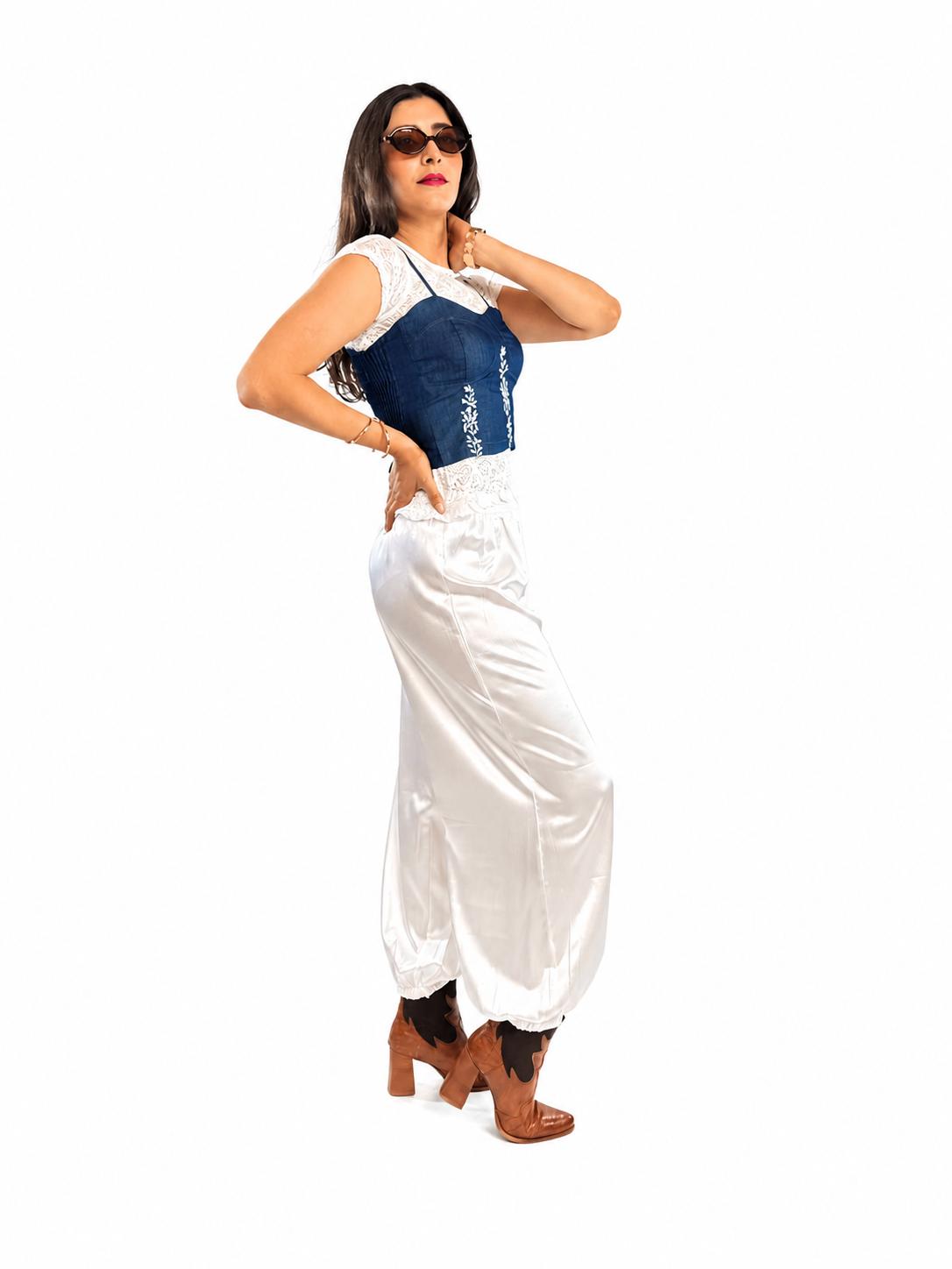 BLUSA CON DETALLE EN RELIEVE DE TIRANTES
