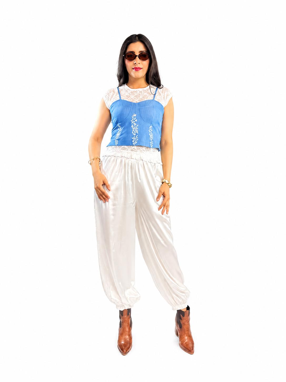 BLUSA CON DETALLE EN RELIEVE DE TIRANTES