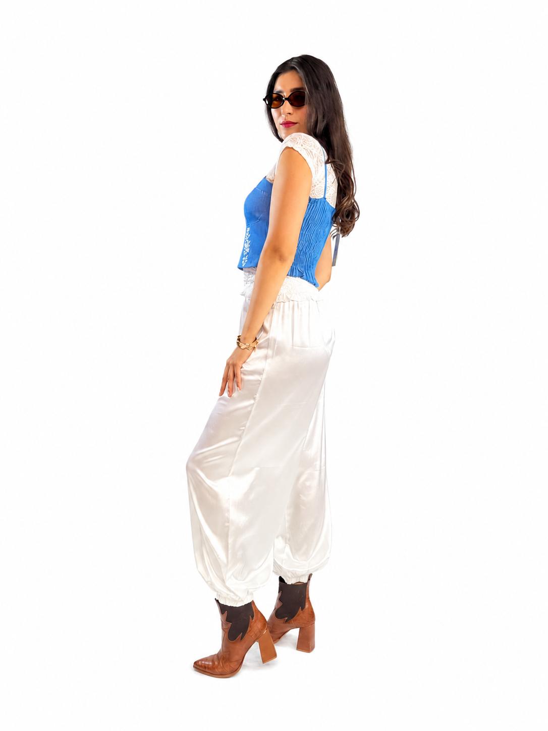 BLUSA CON DETALLE EN RELIEVE DE TIRANTES